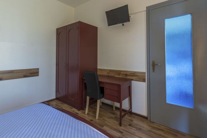 Room 8 of 40