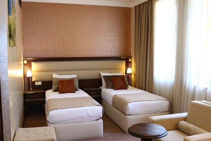 Room 16 of 122
