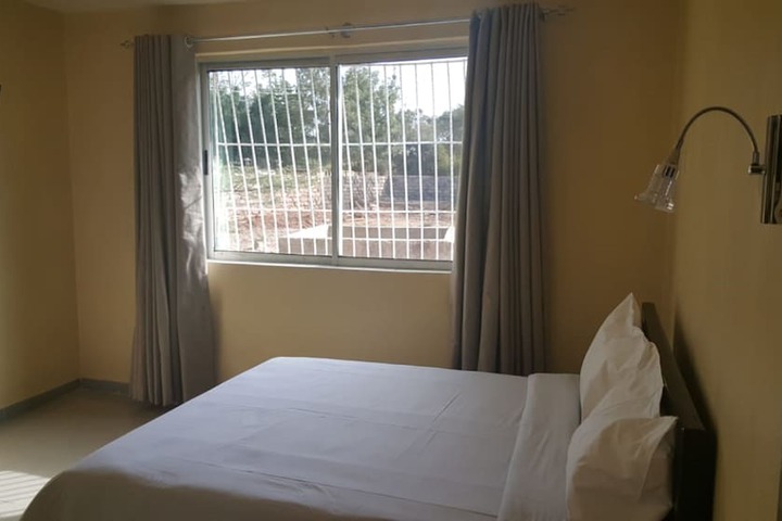 Room 4 of 8