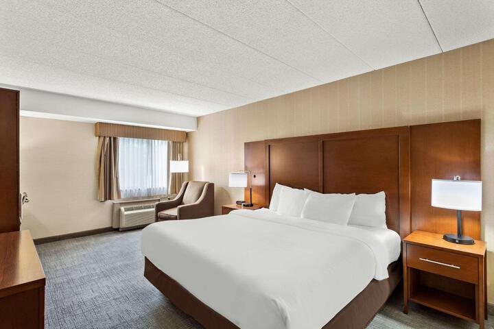 1 Queen Bed (7 of 12)