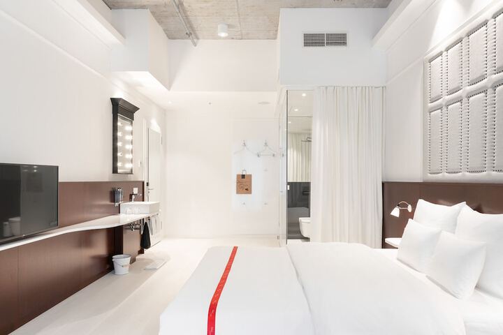 Room 15 of 83