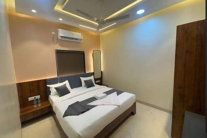 Room 9 of 13