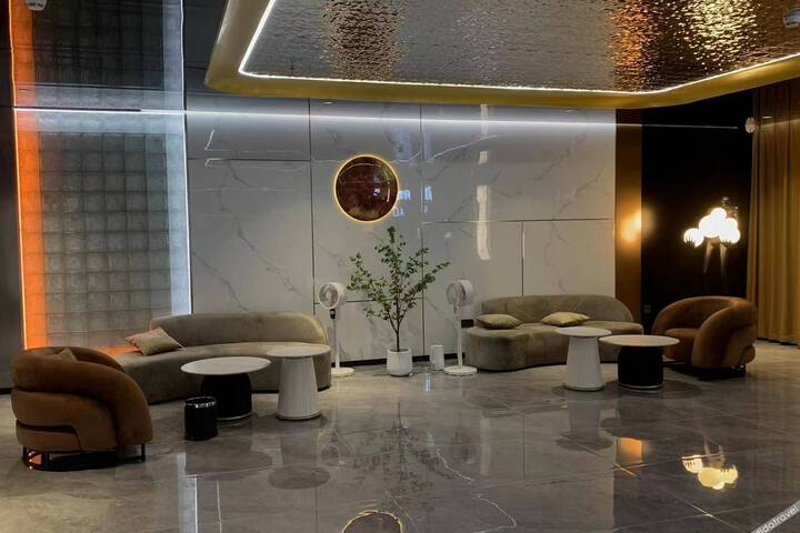 Subai Cloud Hotel (Wuhu Tuojia Happy Song Huashan Road Subway Station)