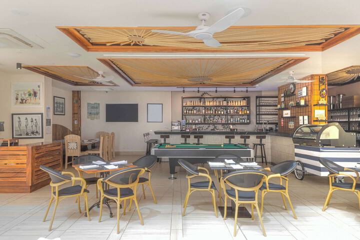 Lounge 52 of 83