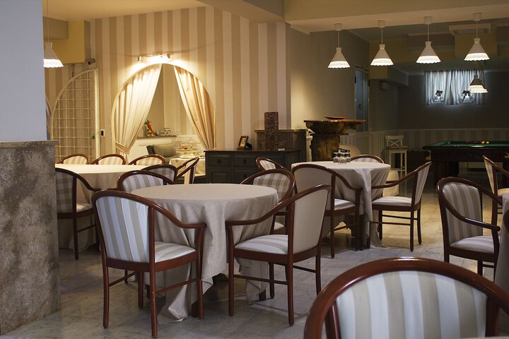 Dining 56 of 81