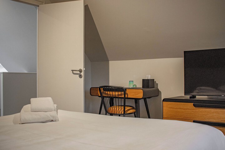 Room 10 of 99