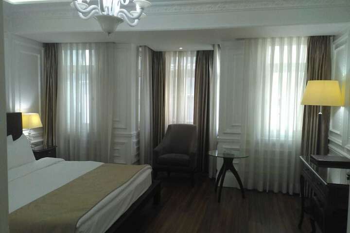 Room 3 of 10