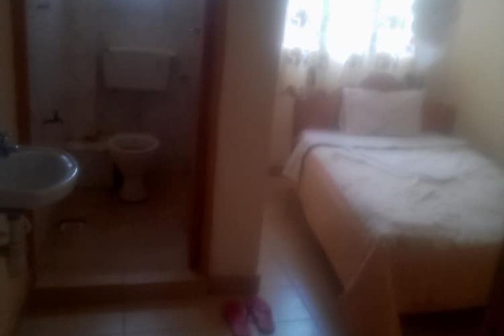 Room 5 of 9