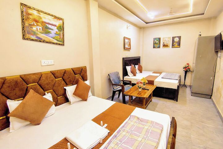 Room 6 of 8