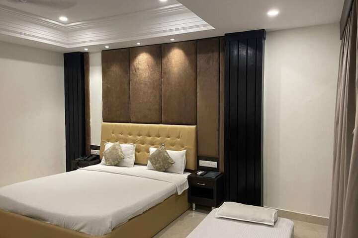 Room 4 of 16