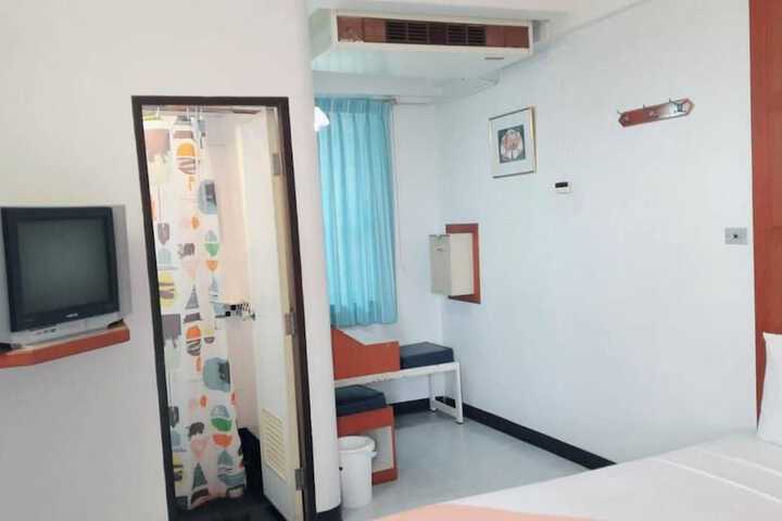 Room 15 of 42
