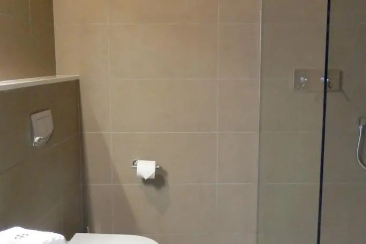 Room 6 of 10