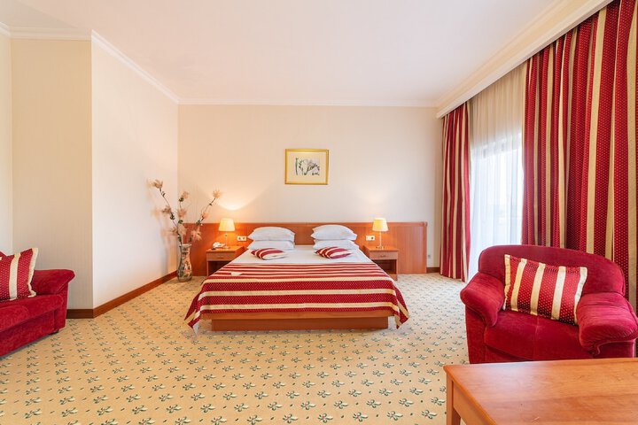 Room 9 of 40