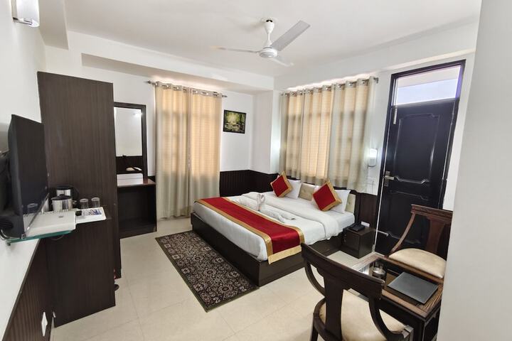 Room 6 of 11