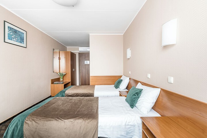 Room 32 of 77
