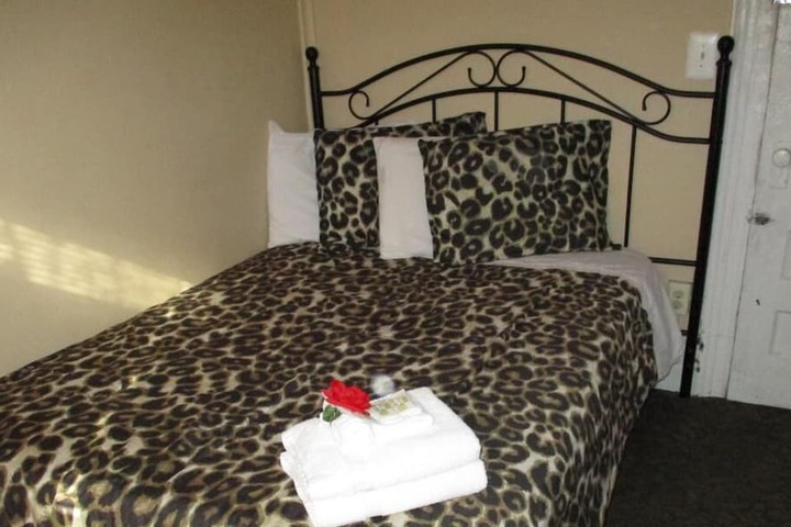 Room 16 of 38
