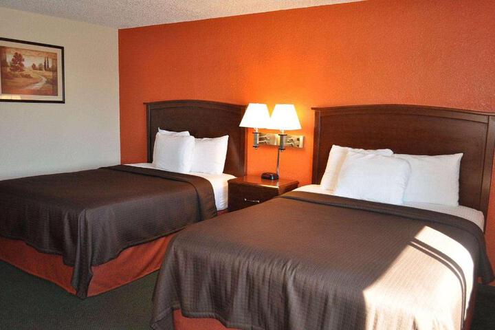 1 Queen Bed (10 of 11)