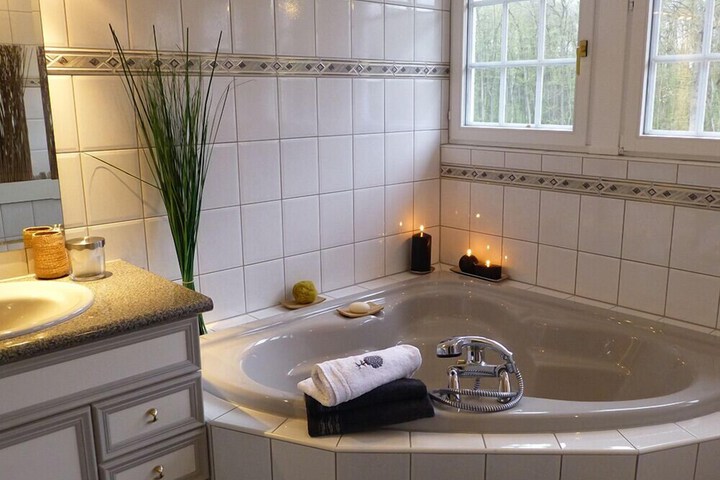Deep soaking bathtub
