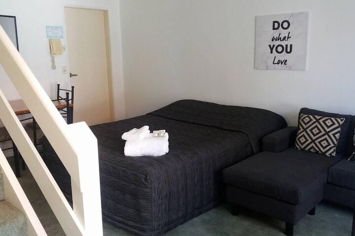 Room 6 of 28