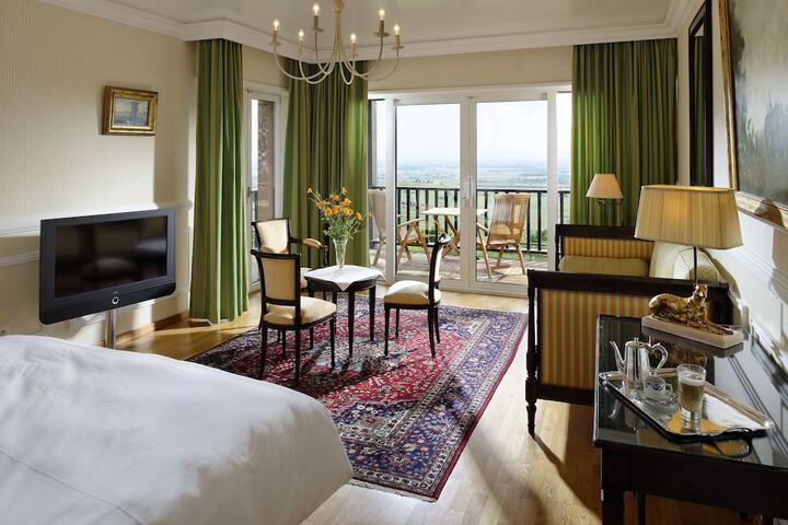 Room 6 of 32