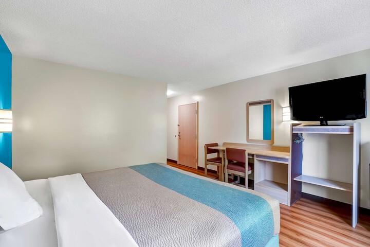 1 King Bed (8 of 10)