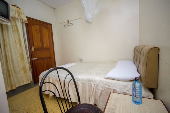 Room 6 of 21