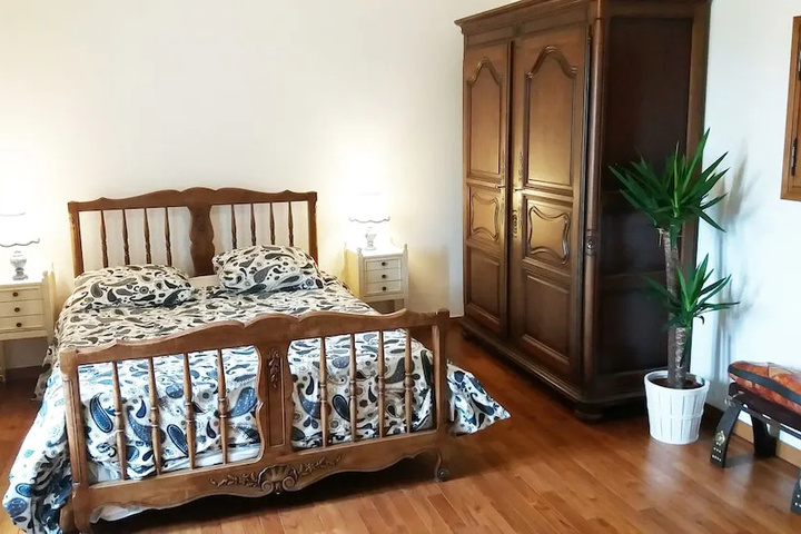 Room 3 of 8
