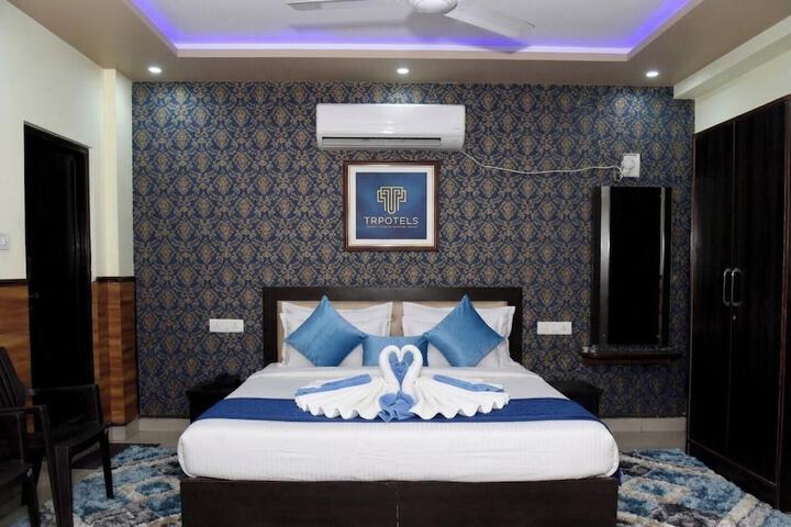 Room 6 of 16
