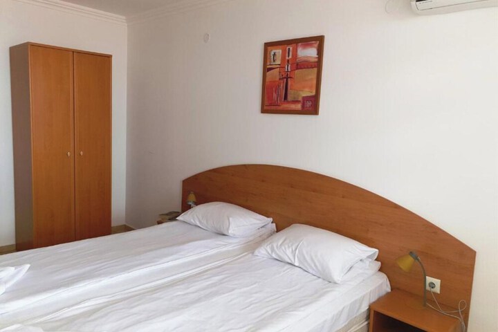 Room 12 of 102
