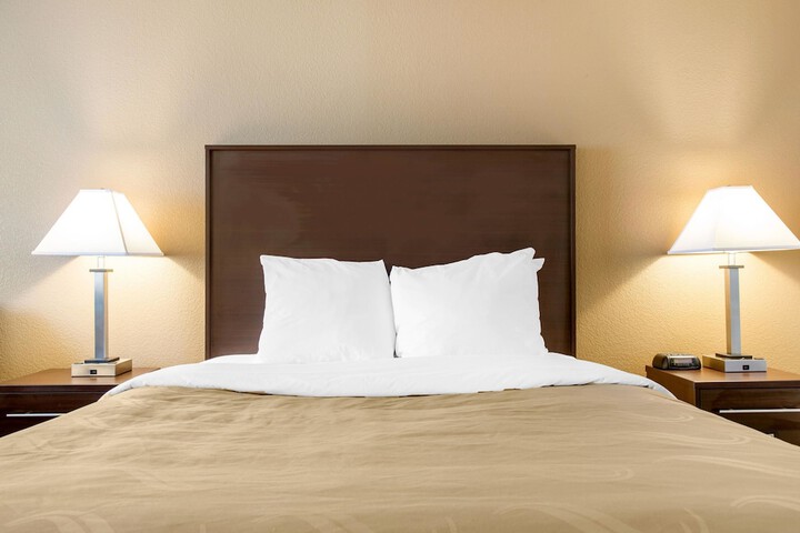 1 Queen Bed (1 of 13)