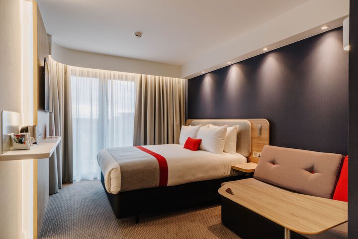 Room 9 of 32