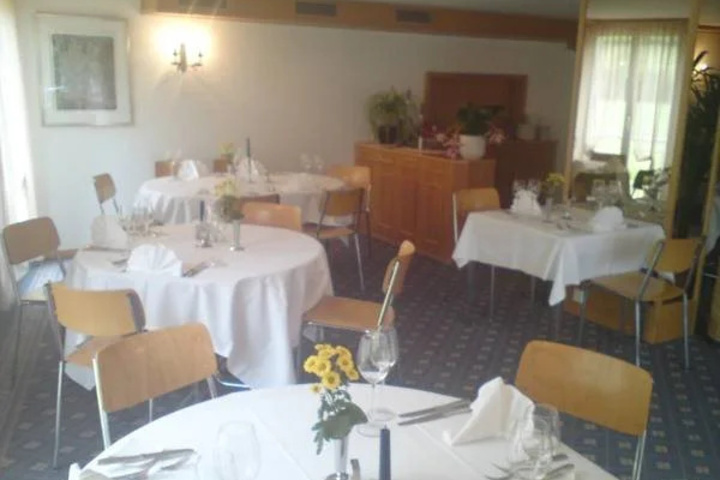 Dining 10 of 13
