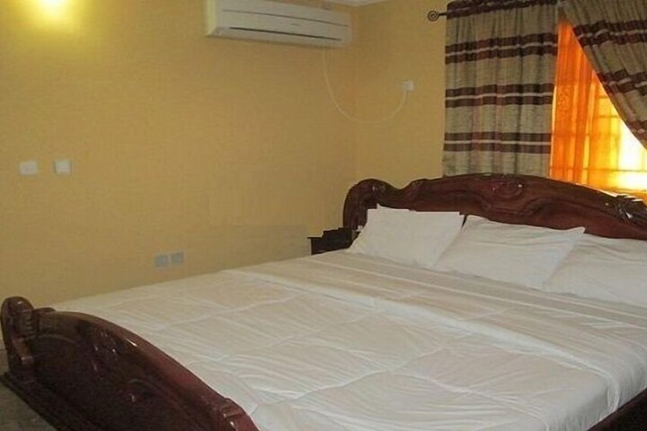 Room 4 of 13