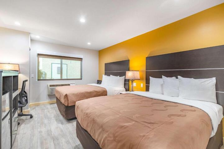 2 Queen Beds (7 of 11)