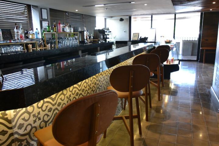 Lounge 56 of 64
