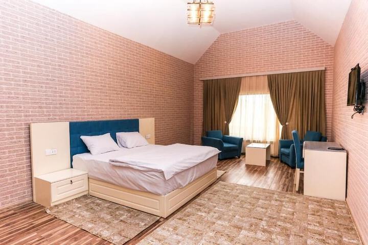 Room 4 of 20