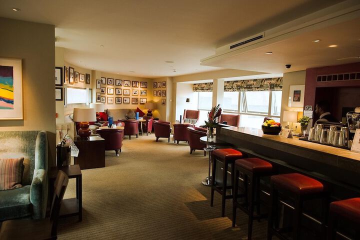 Lounge 54 of 67