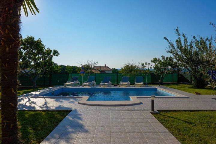 Pool 32 of 41