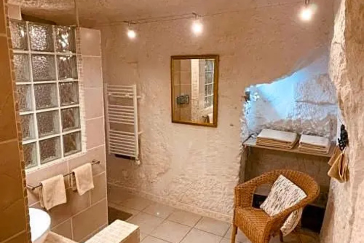 Room 4 of 15