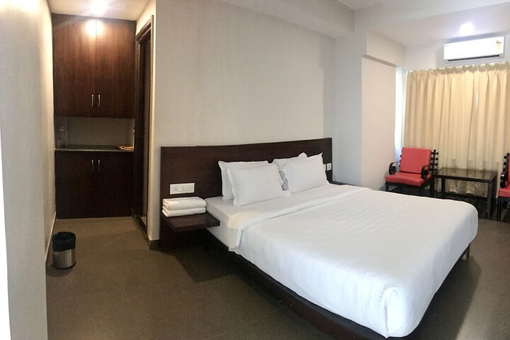 Room 9 of 33