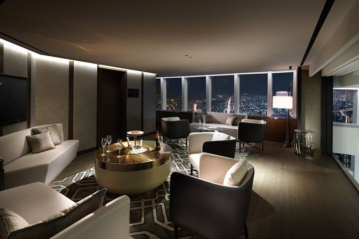 Lounge 100 of 124