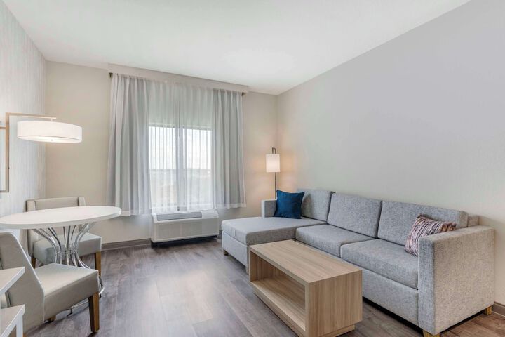 1 King Bed Microwave and Refrigerator Walk in Shower WiFi Full Breakfast (9 of 15)