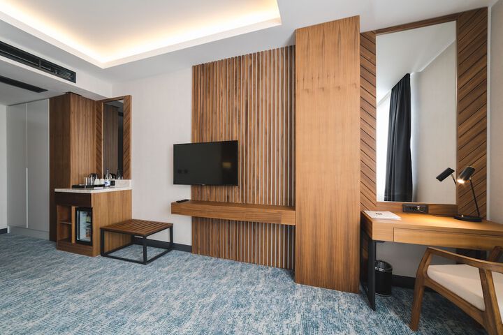 Room 8 of 93