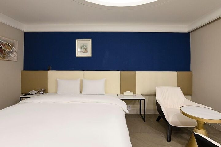 Room 5 of 90