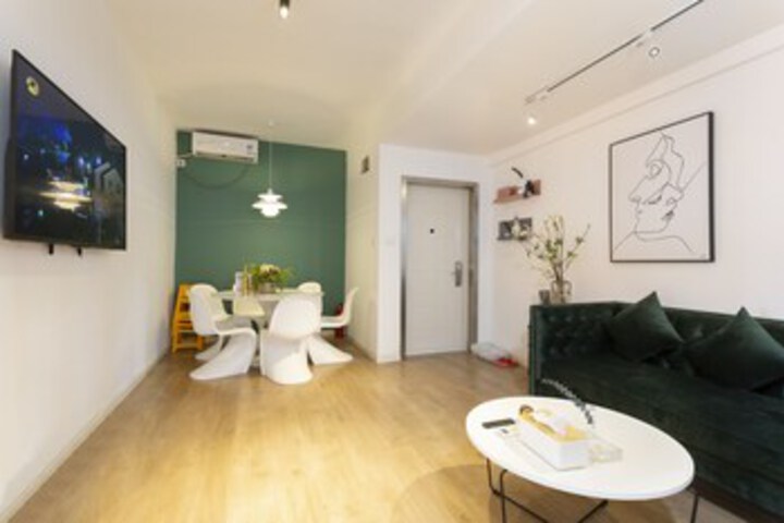 Room 6 of 17