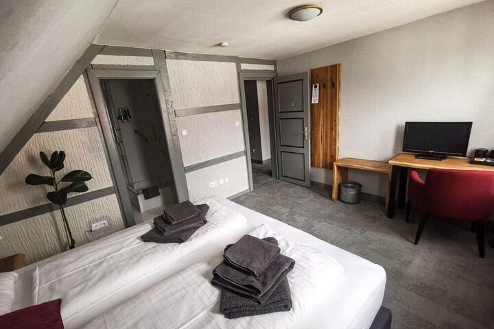 Room 9 of 37