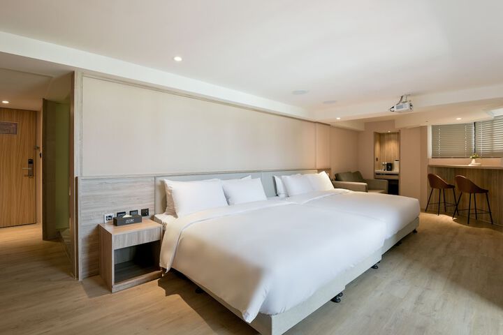 Room 8 of 145