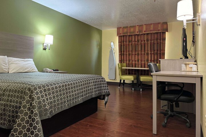 Room 10 of 16