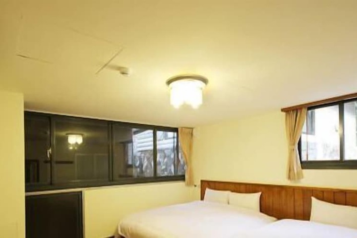 Room 11 of 35