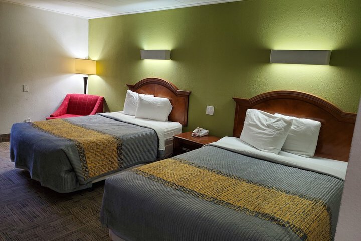 2 Queen Beds (3 of 16)
